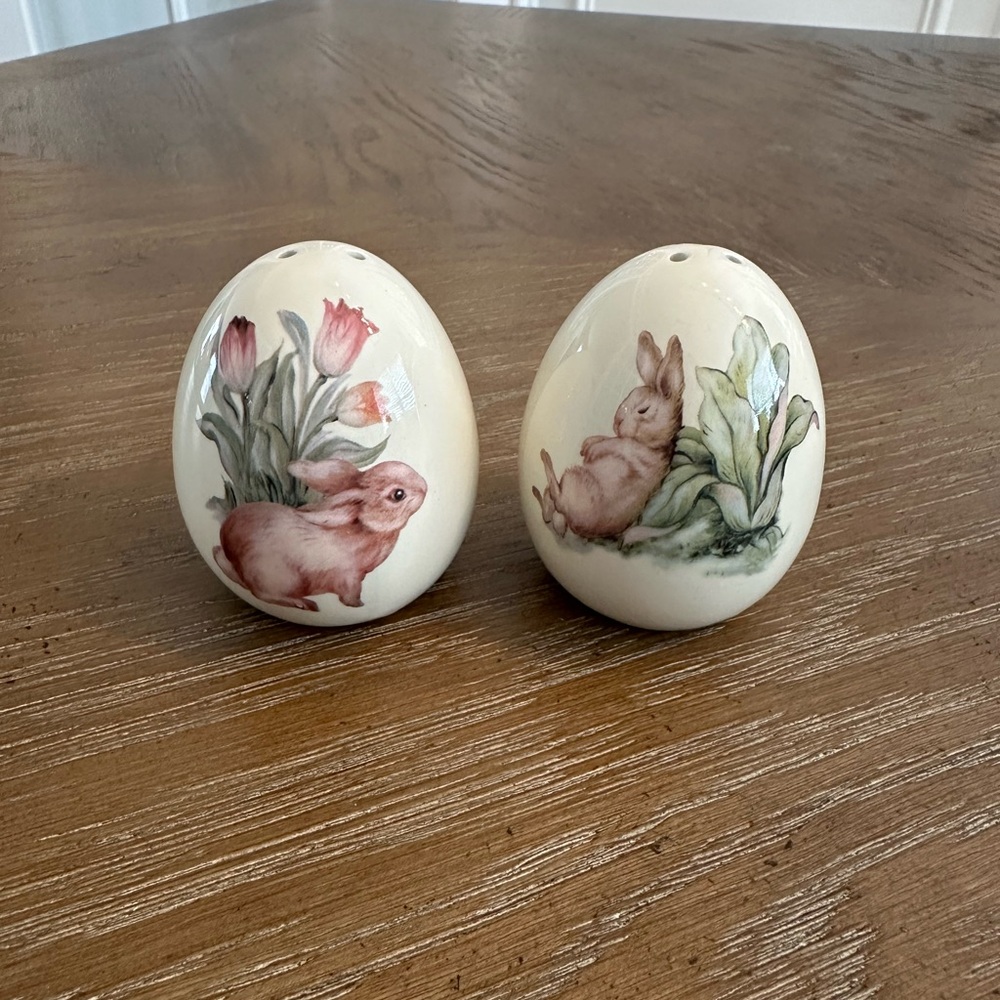 Adorable bunny salt and pepper shakers